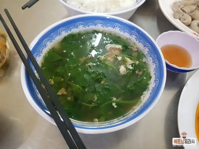 호치민 1군 벤탄시장 로컬 맛집 Quan Com Dong Nhan - 민물게 수프