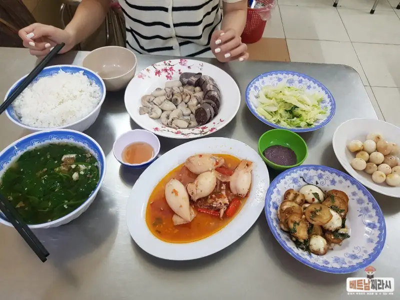 호치민 1군 벤탄시장 로컬 맛집 Quan Com Dong Nhan - 하노이식 저녁식사