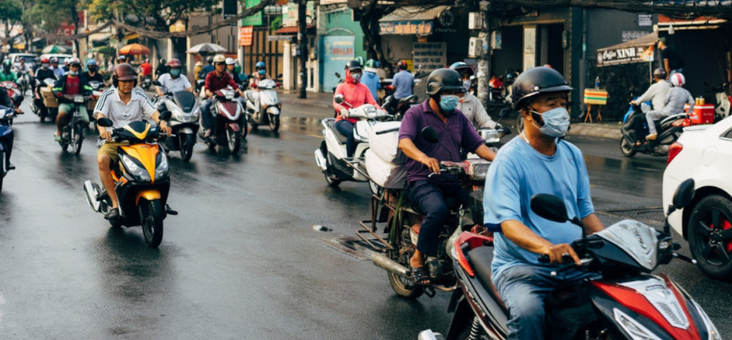 베트남 오토바이를 운전하고있는 베트남 사람들