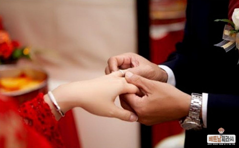 신랑의 아버지가 신부에게 결혼반지를 끼워주는 모습 (이미지출처: internet)