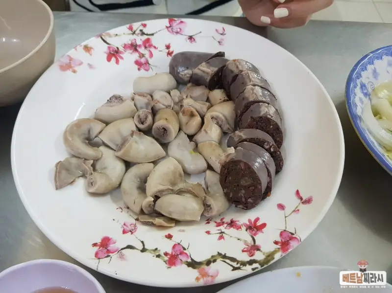 호치민 1군 벤탄시장 로컬 맛집 Quan Com Dong Nhan - 돼지 곱창 & 피순대